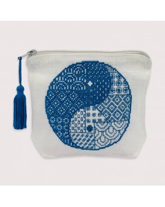 Pochette Sashiko, wide linen with  Yin and Yang blue embroidery. Le Bonheur des Dames 9031